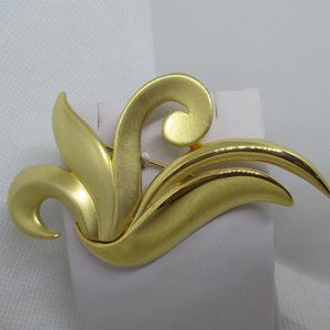 Large Casual Corner Swirl Brooch